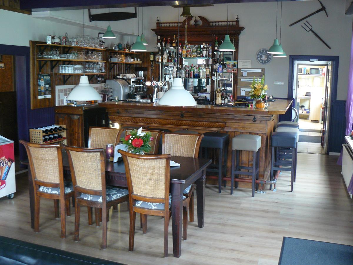 Eetcafe/Pension Nooitgedacht Strijen Экстерьер фото